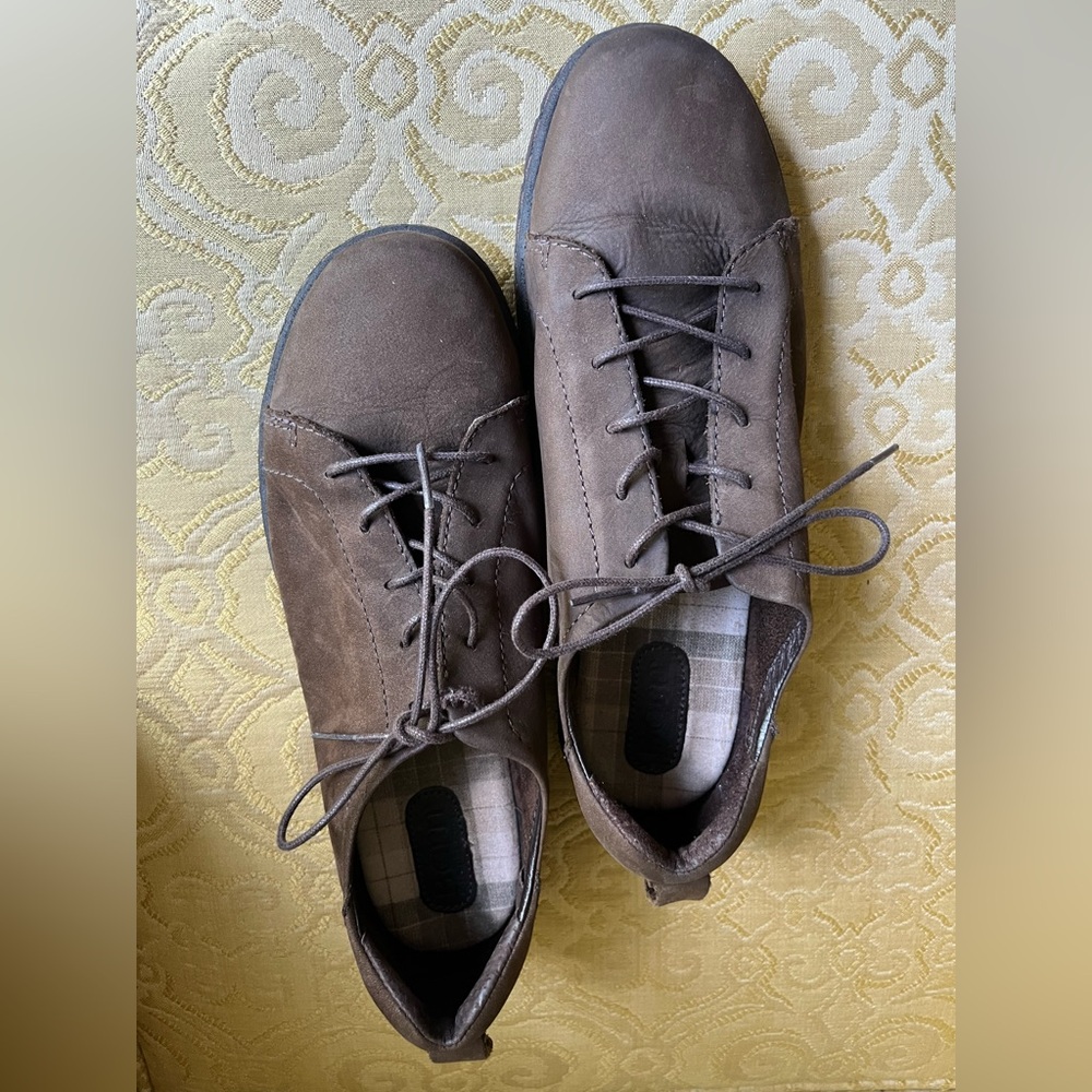 Born women’s brown, soft suede size 9.5 walking shoes